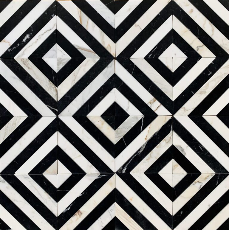 mönstrad marmormosaik i svart och calacatta marmor