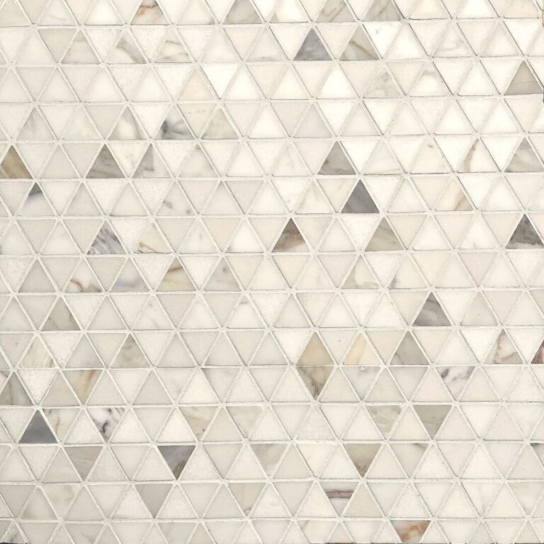 marmormosaik med trianglar i calacatta och vit marmor
