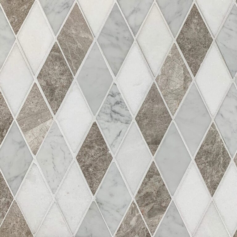 mosaik i carrara och brun marmor i harlekinmönster