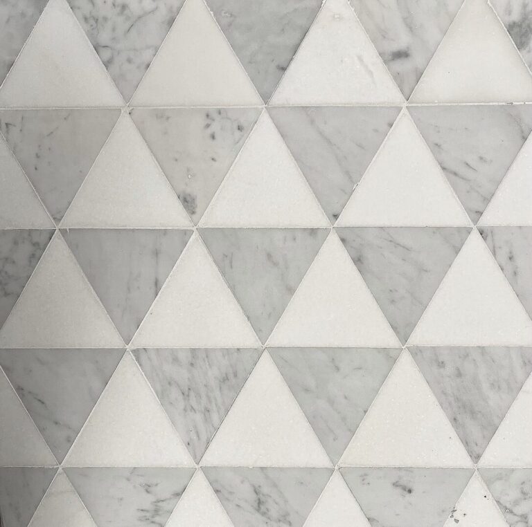 marmormosaik i trianglar i carrara och vit marmor