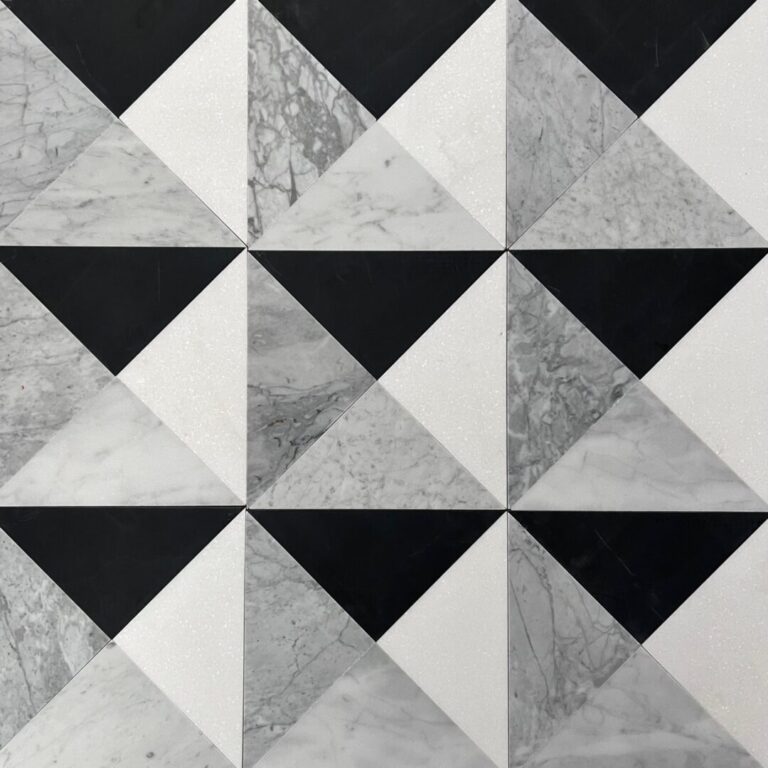 marmormosaik med trianglar i carrara, svart, grå och vit marmor