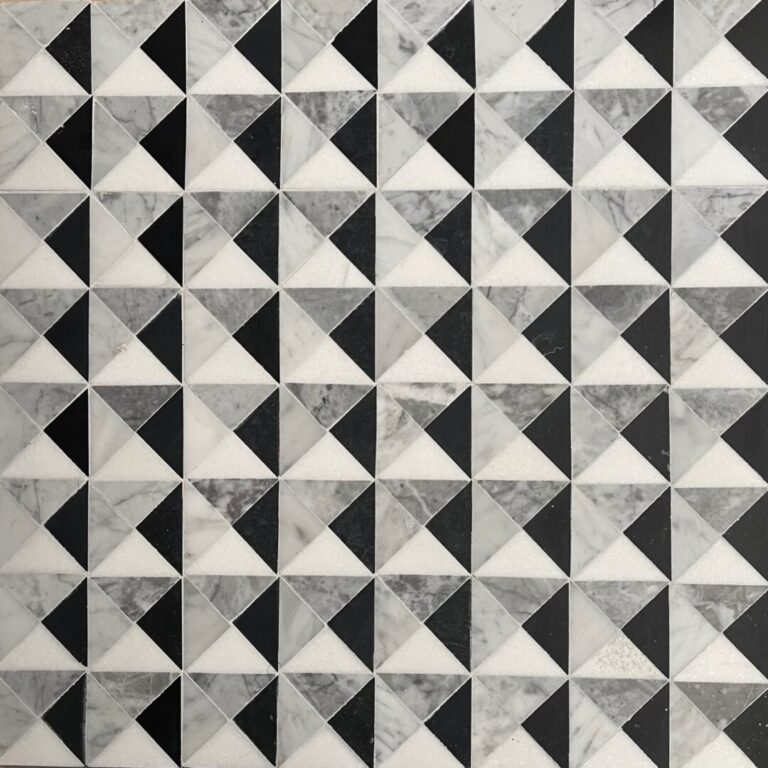 marmormosaik med trianglar i carrara, svart, grå och vit marmor