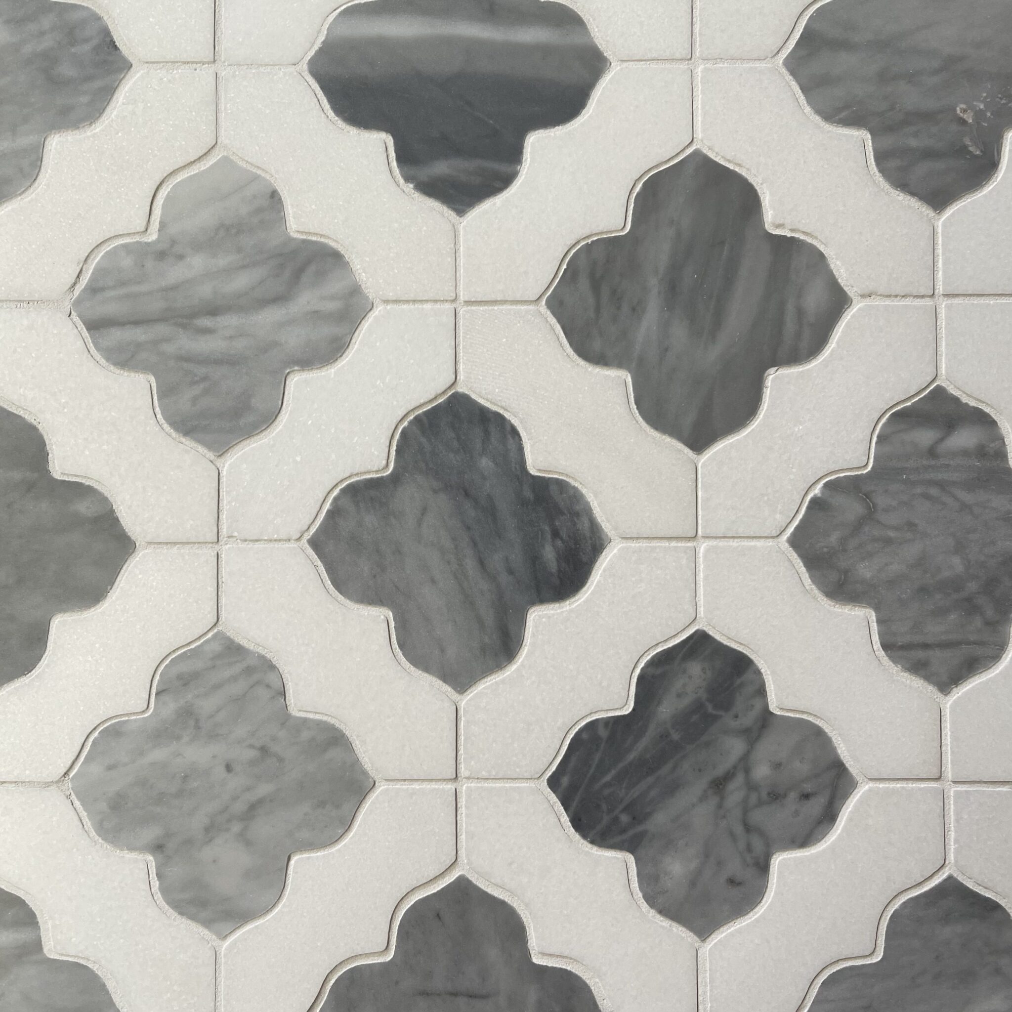vit och grå marmormosaik i blommönster