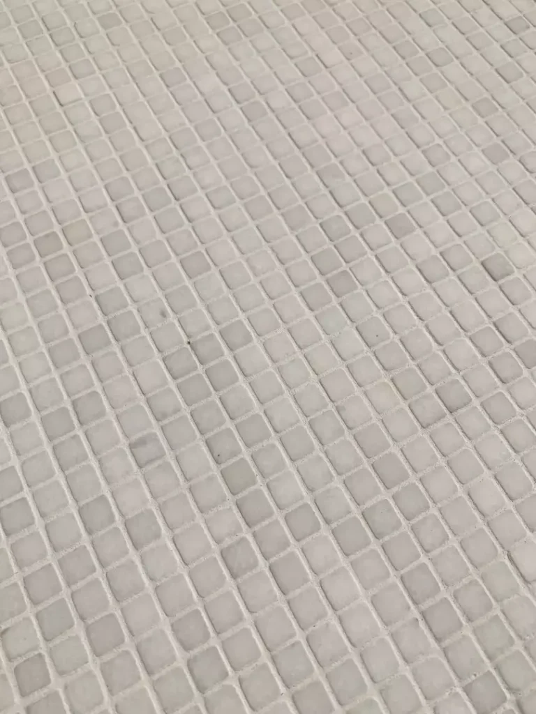 tumlad mosaik i ljus kalksten