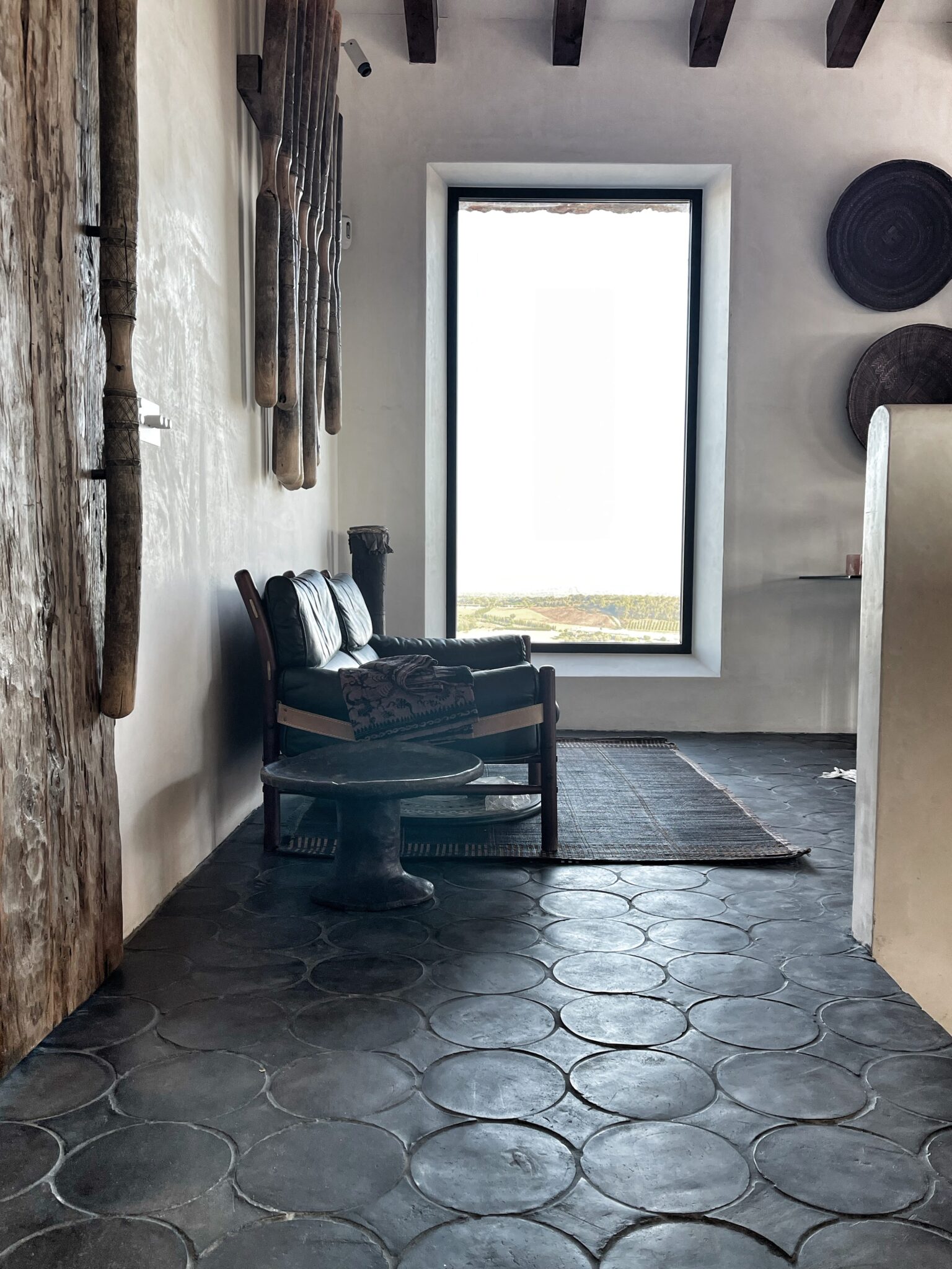 vardagsrum med svart tegelgolv