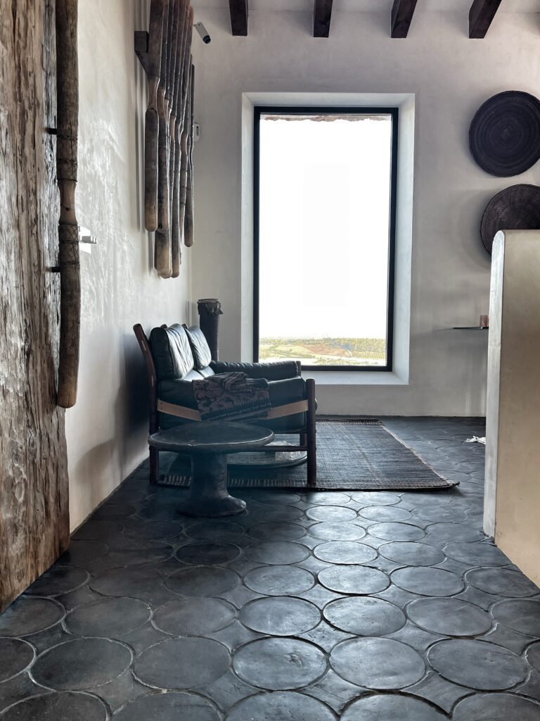 vardagsrum med svart tegelgolv