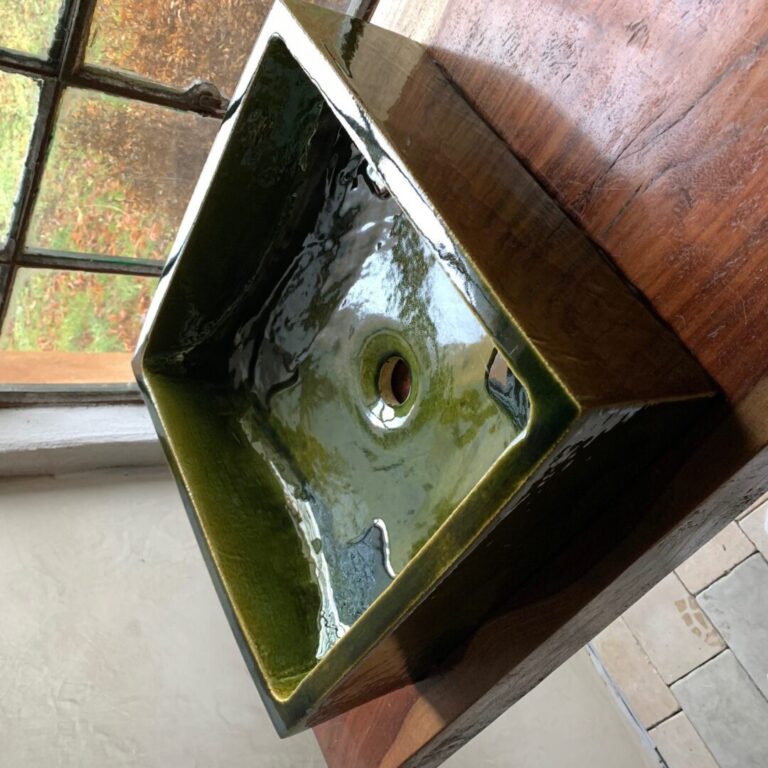 Grönt fyrkantigt handfat i keramik