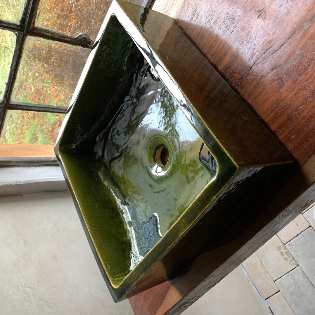 Grönt fyrkantigt handfat i keramik