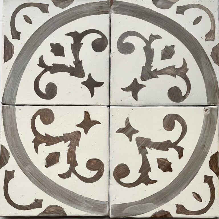 handmålade kakelplattor med vit bakgrund och mönster i brunt