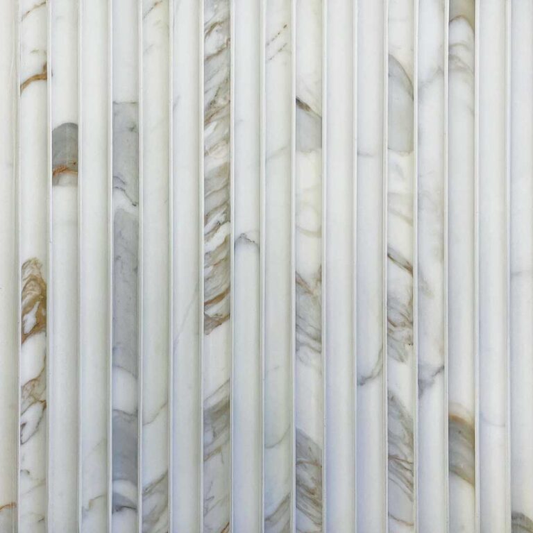 Calacatta marmor i rundade stavar med vit fog