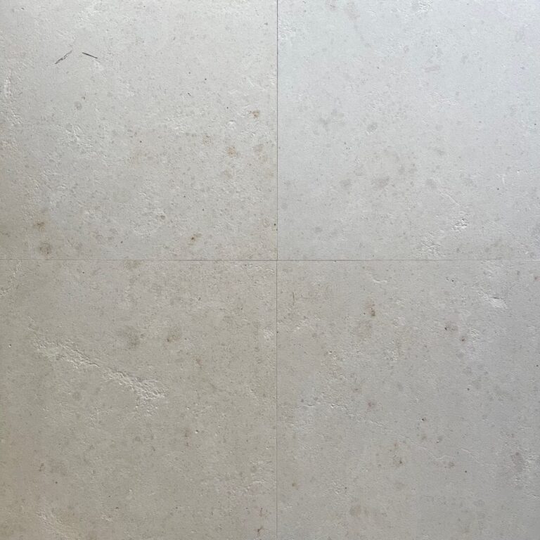 Jura Kalkstensgolv med borstad yta i en ljus beige nyans