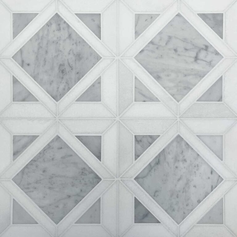 Mosaik i ett geometriskt mönster i vit och carrara marmor med vit fog