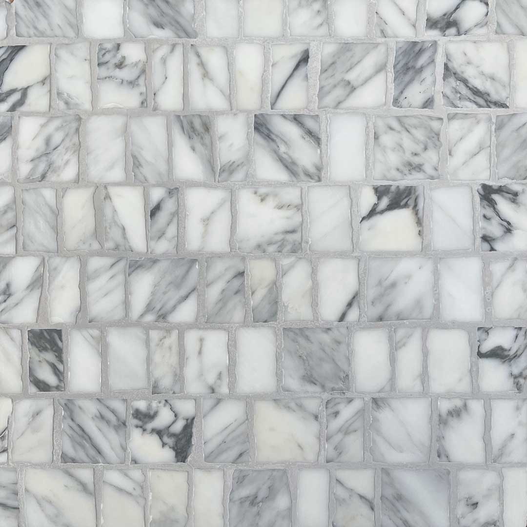Marmormosaik med huggna kanter i Arabescato marmor och silvergrå fog