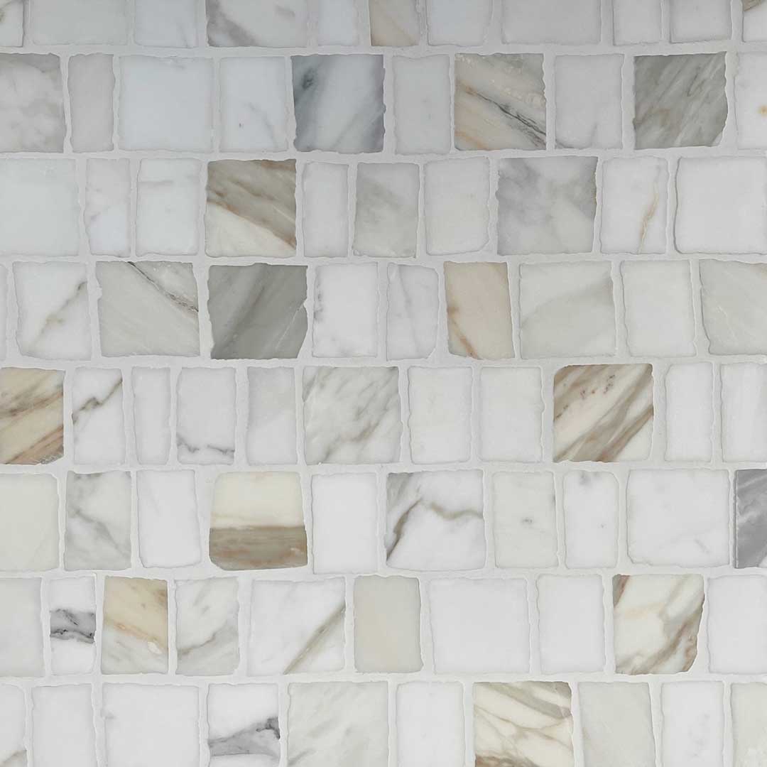 Marmormosaik med huggna kanter i Calacatta marmor och vit fog