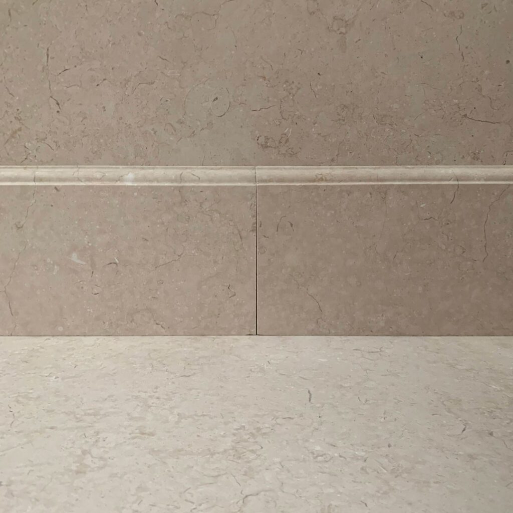 krämfärgad golvlist i kalksten framifrån