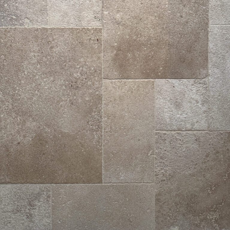 golv i brun/beige travertin i olika storlekar