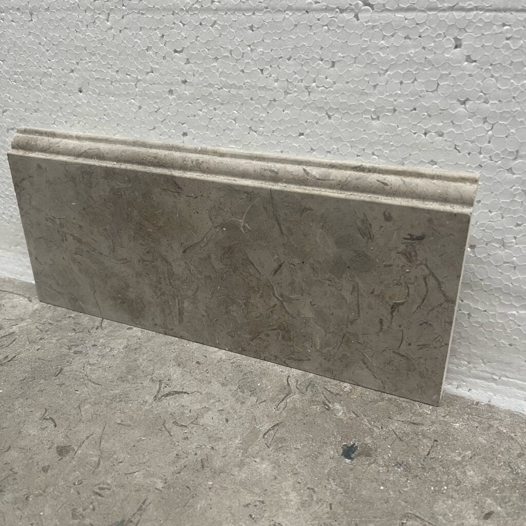 golvlist i grå kalksten