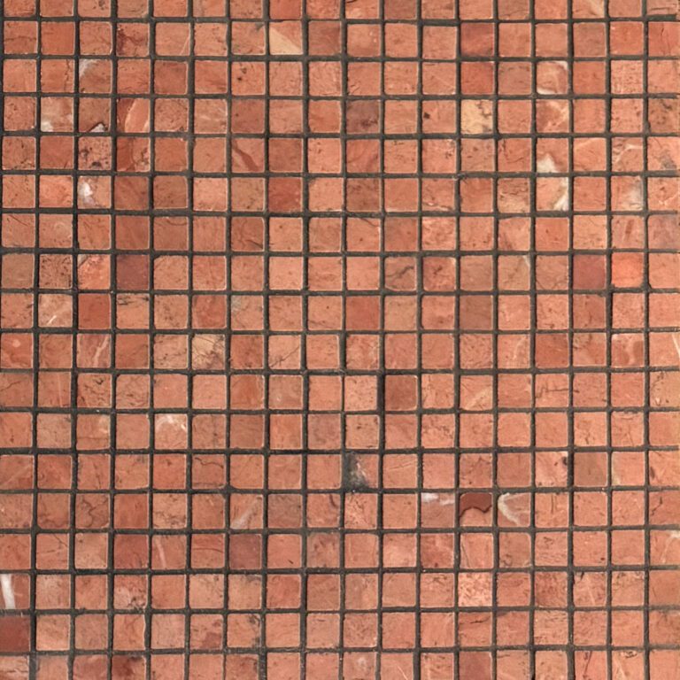 röd marmormosaik