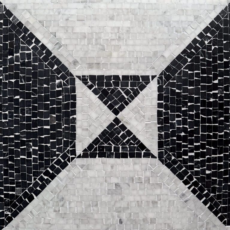 marmormosaik med svart marmor och carrara