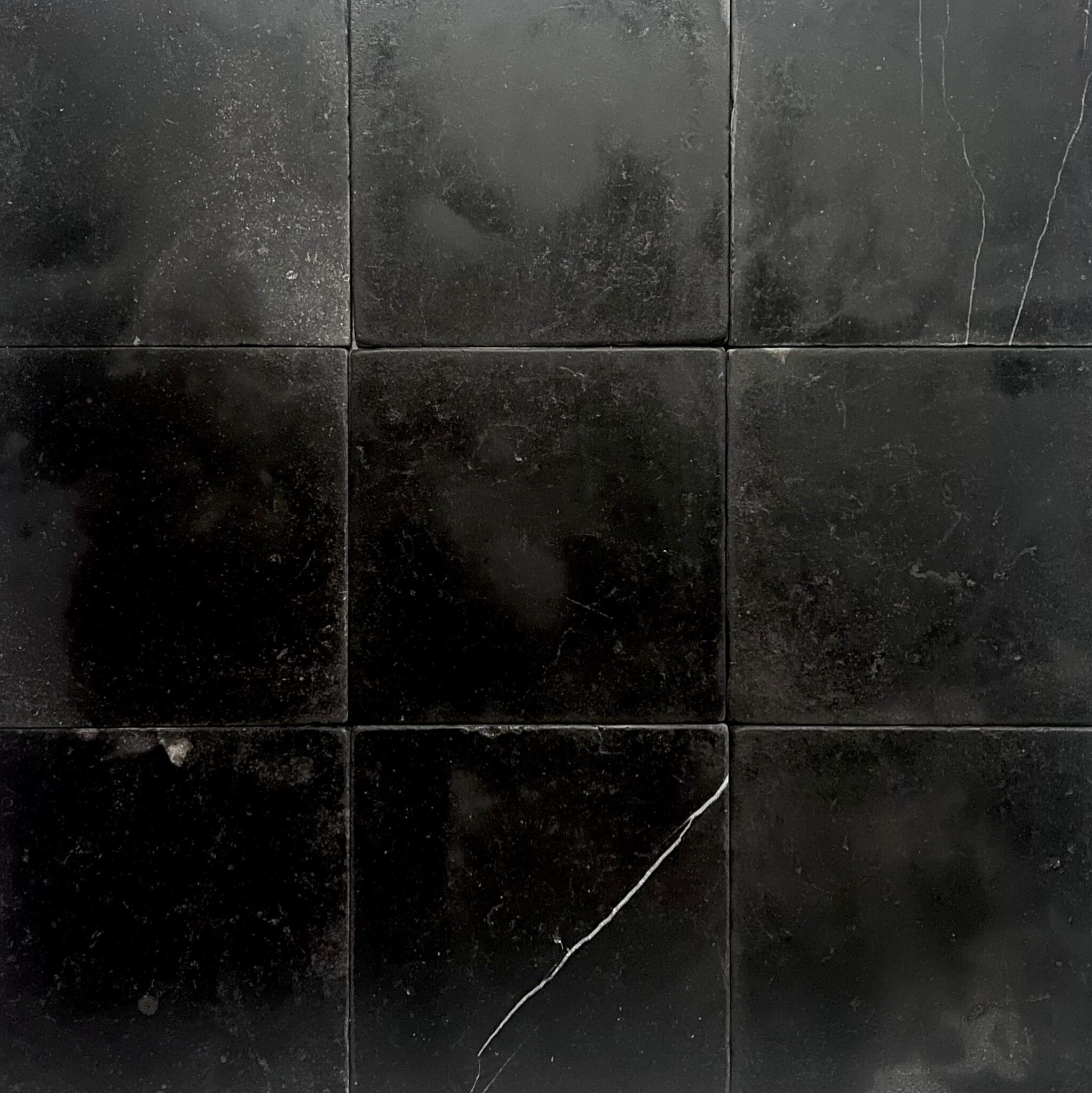 svart tumlad marmor på golv