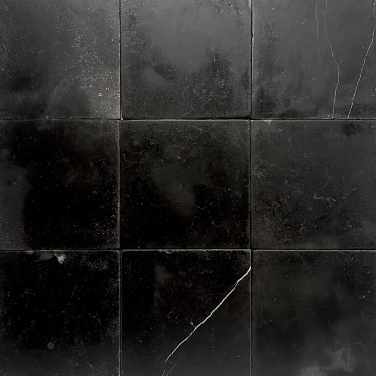 svart tumlad marmor på golv