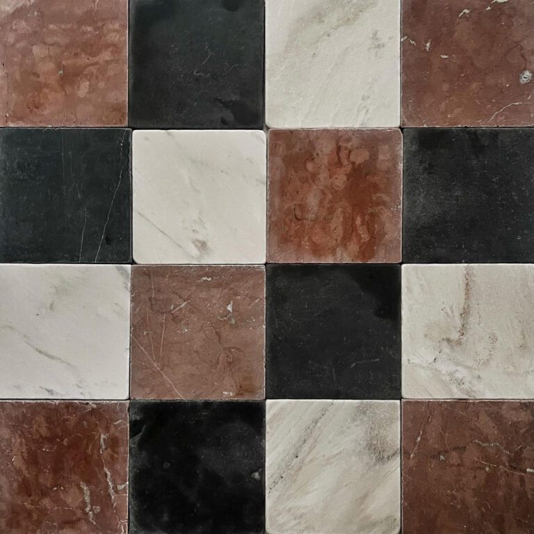 röd, rosa, vit och svart tumlad marmor på golv