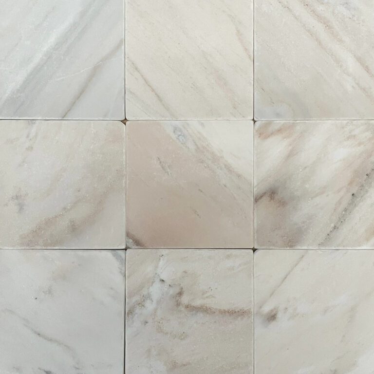 rosa tumlad marmor på golv