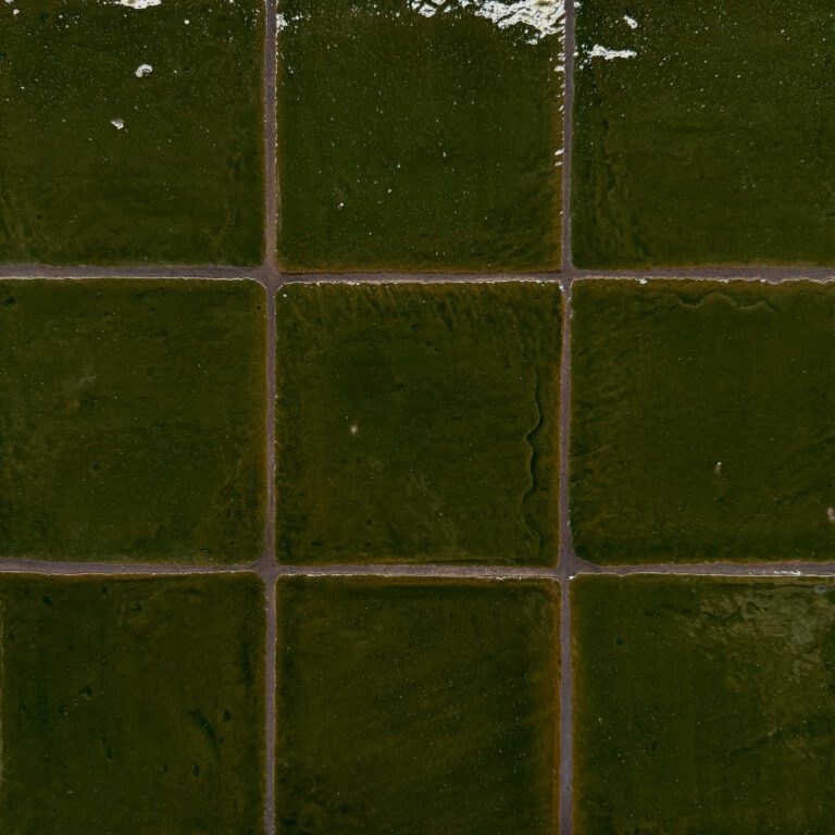 mörkgrönt kakel på vägg