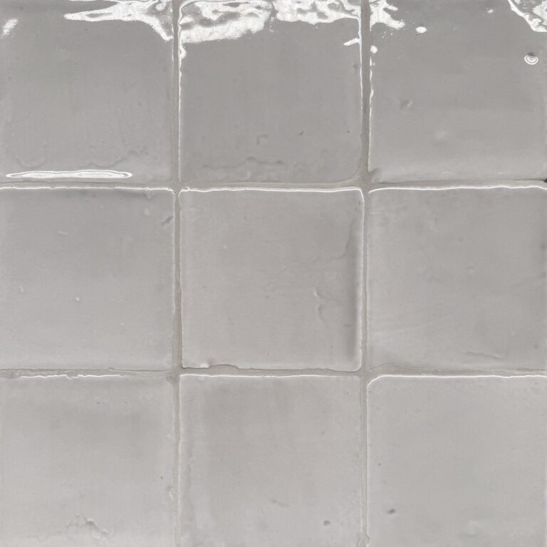 grått handgjort kakel på vägg