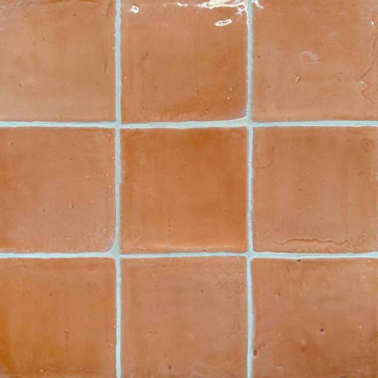 kakel i aprikos på vägg