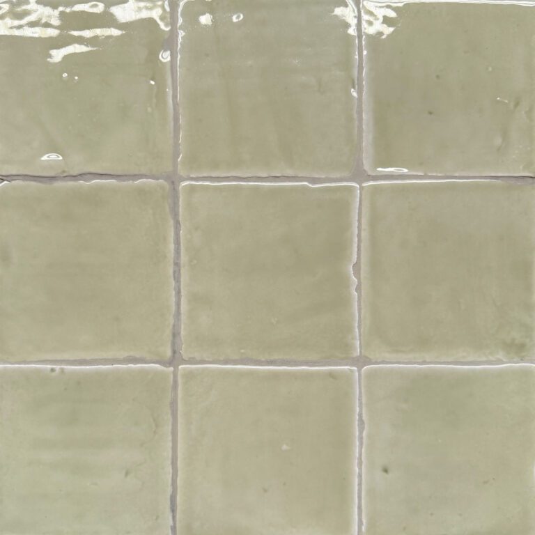 kvadratiskt kakel i grönt på vägg