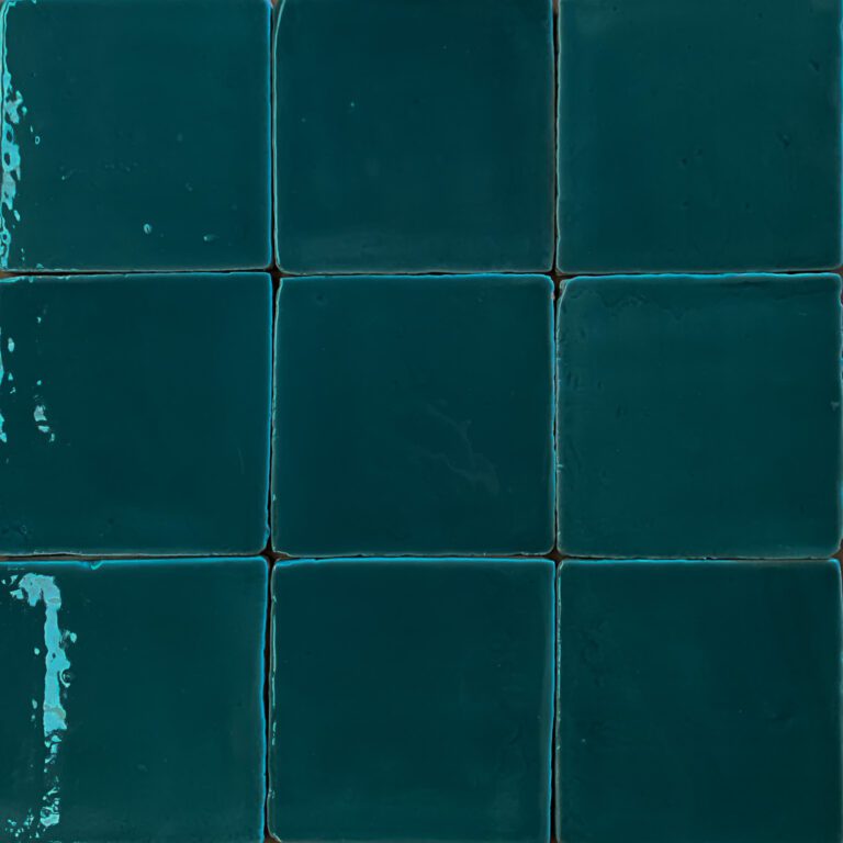 mörkt turkost kakel