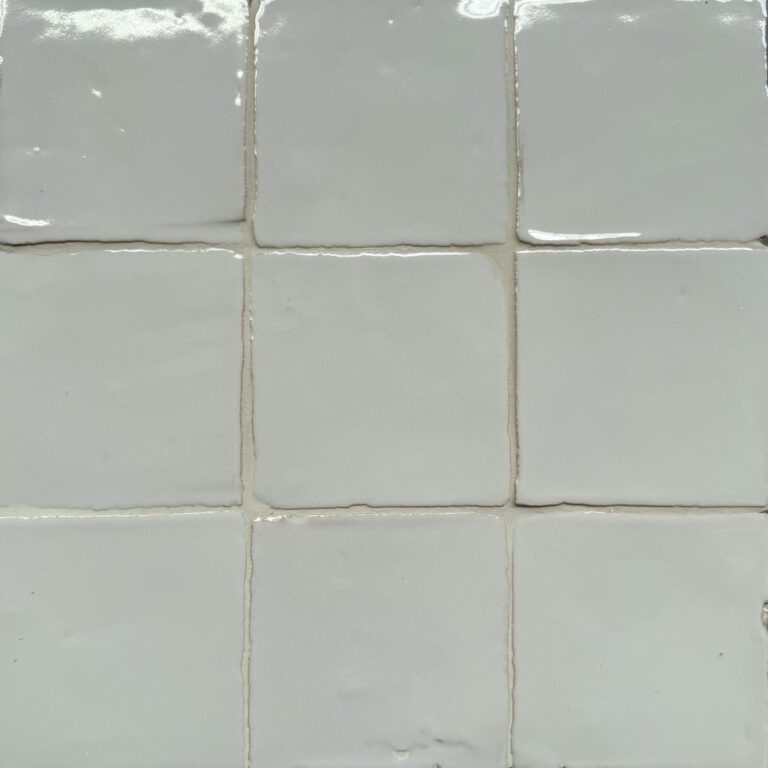 ljusgrått handgjort kakel på vägg