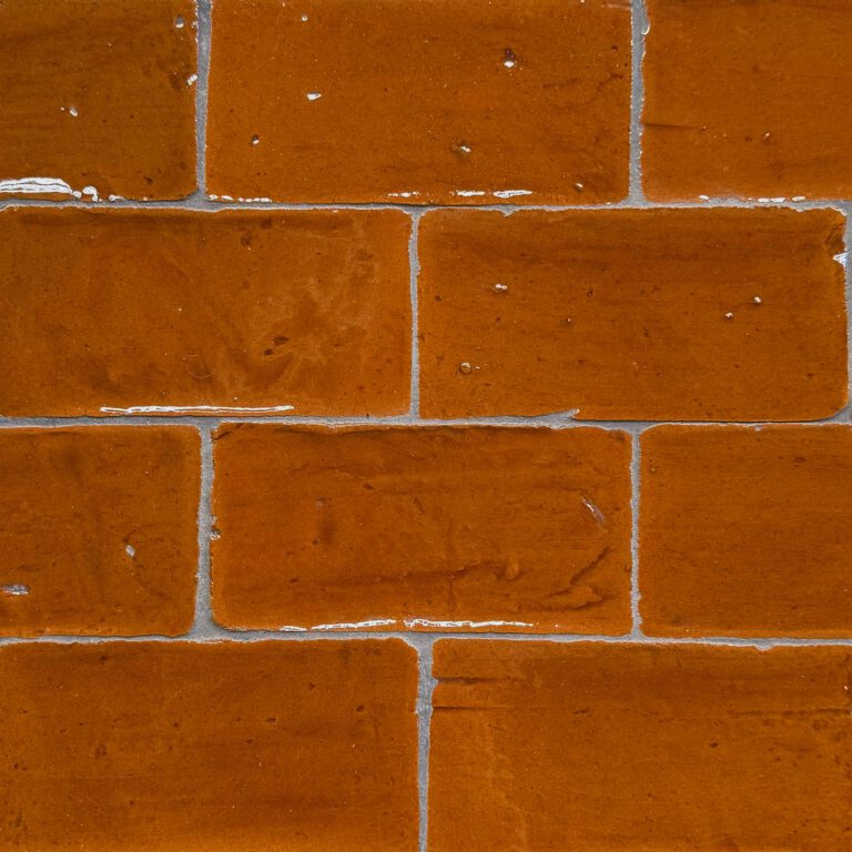 brunt handgjort kakel på vägg