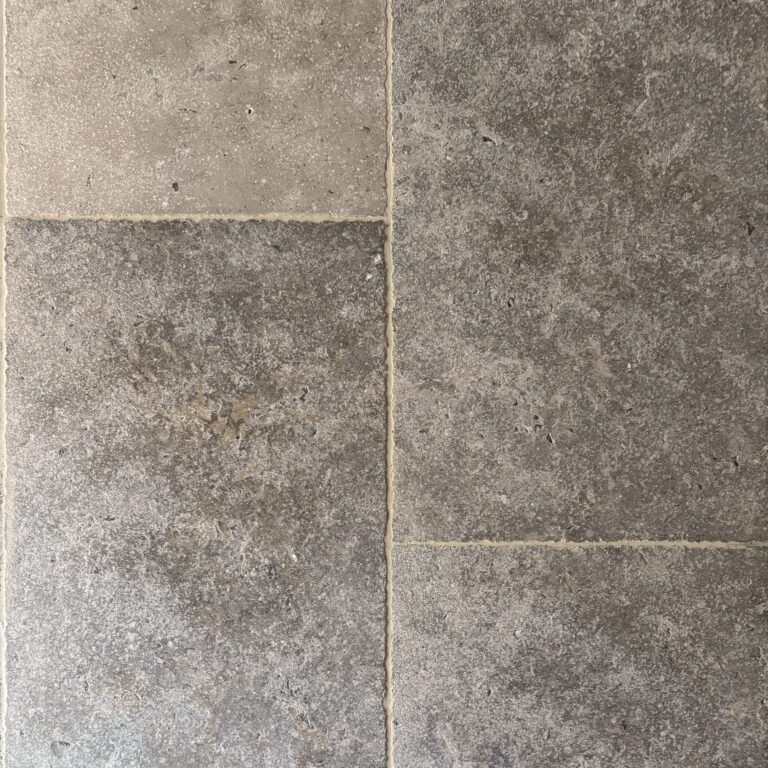 grått antikbehandlat kalkstensgolv