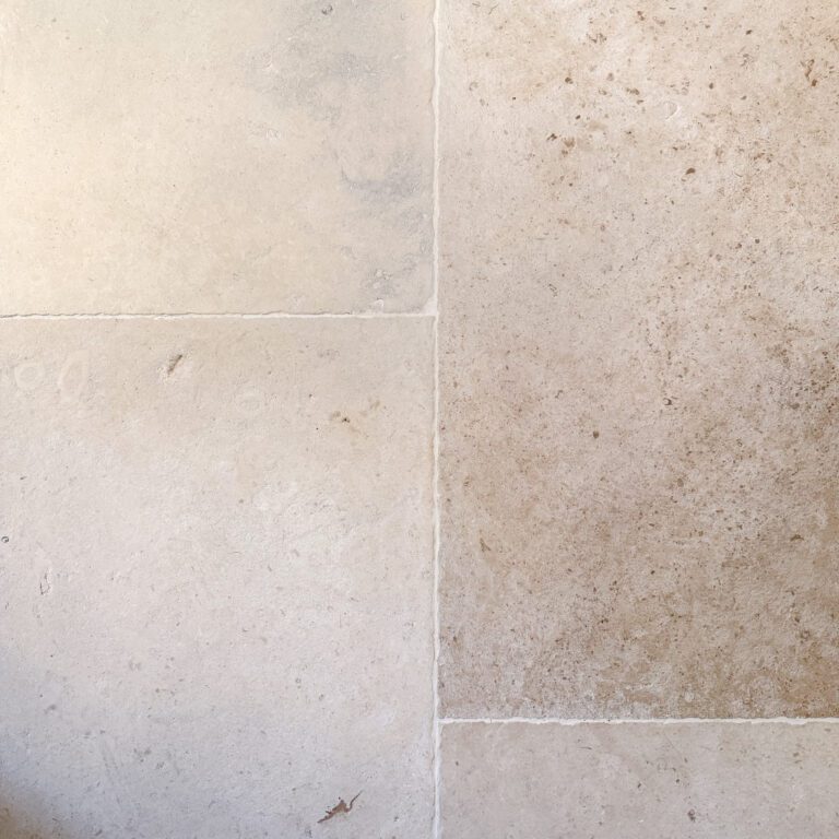 antikbehandlat kalkstensgolv i beige