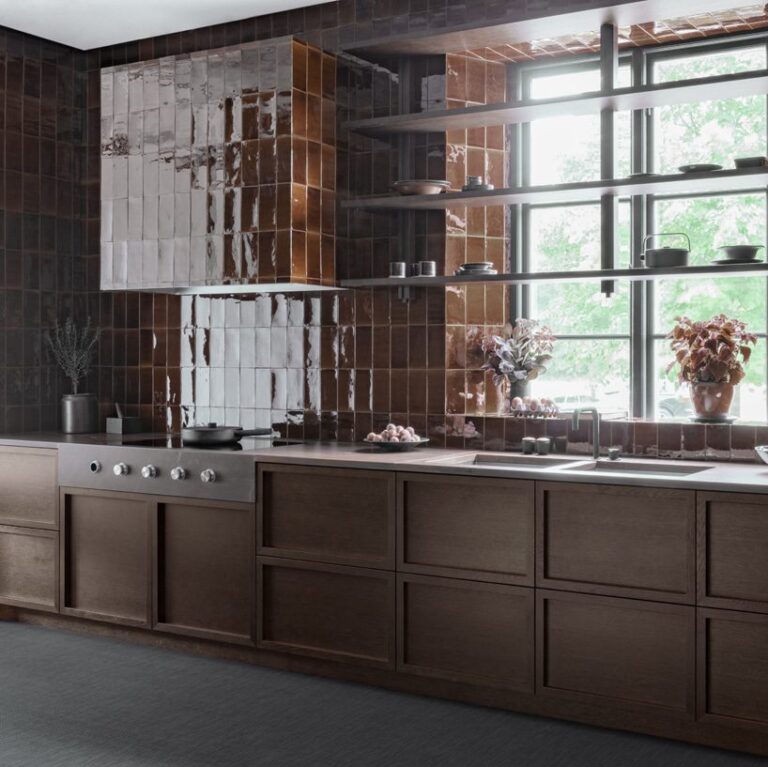 kök med brunt handgjort kakel