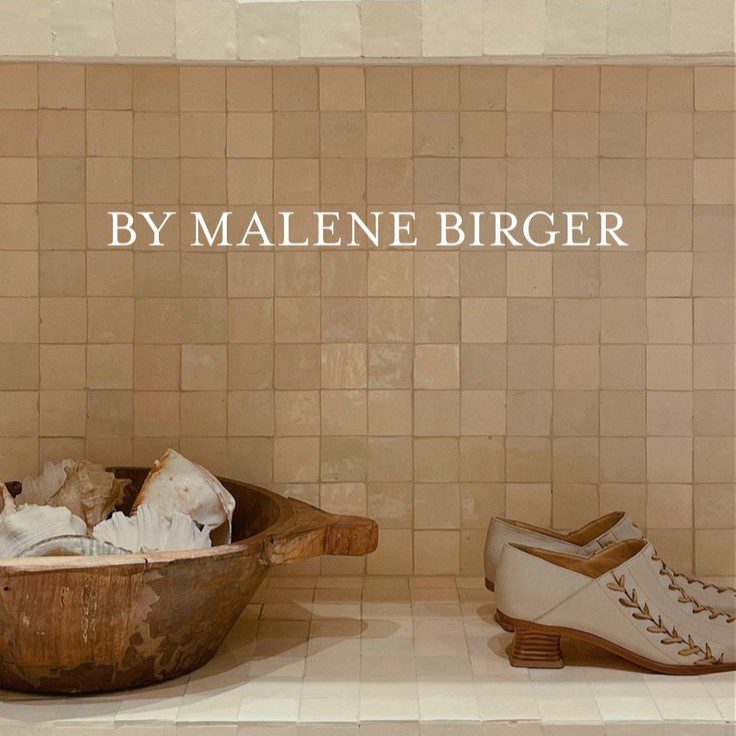 hyllor klädda i krämfärgat marockanskt zellige-kakel