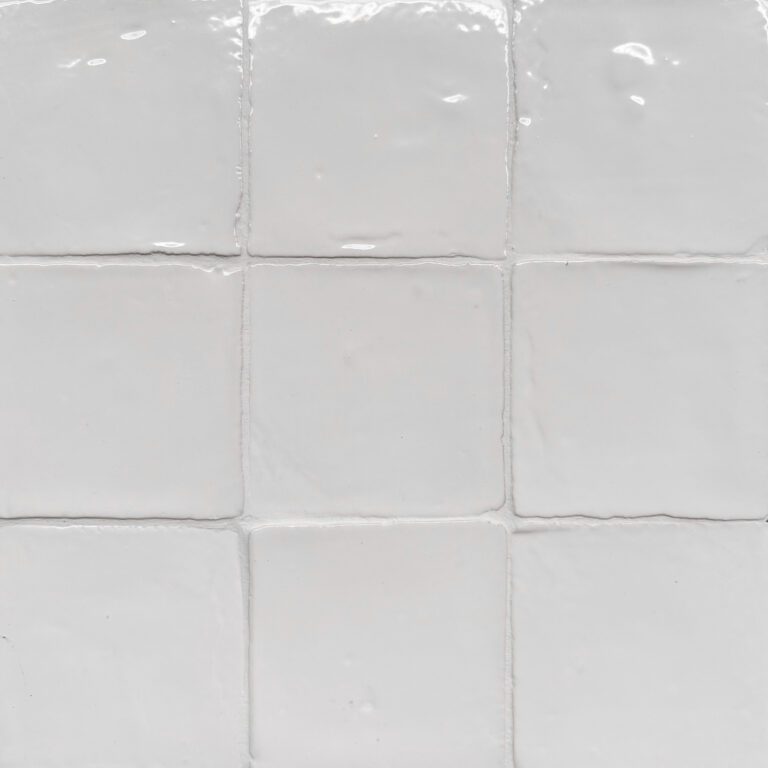 vitt handgjort kakel på vägg