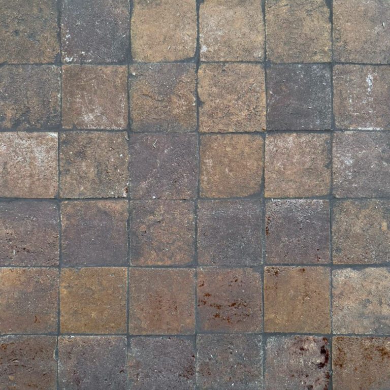 brunt glaserat tegelgolv