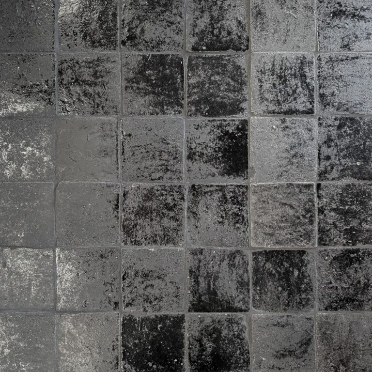 glaserat tegel på golv i svart