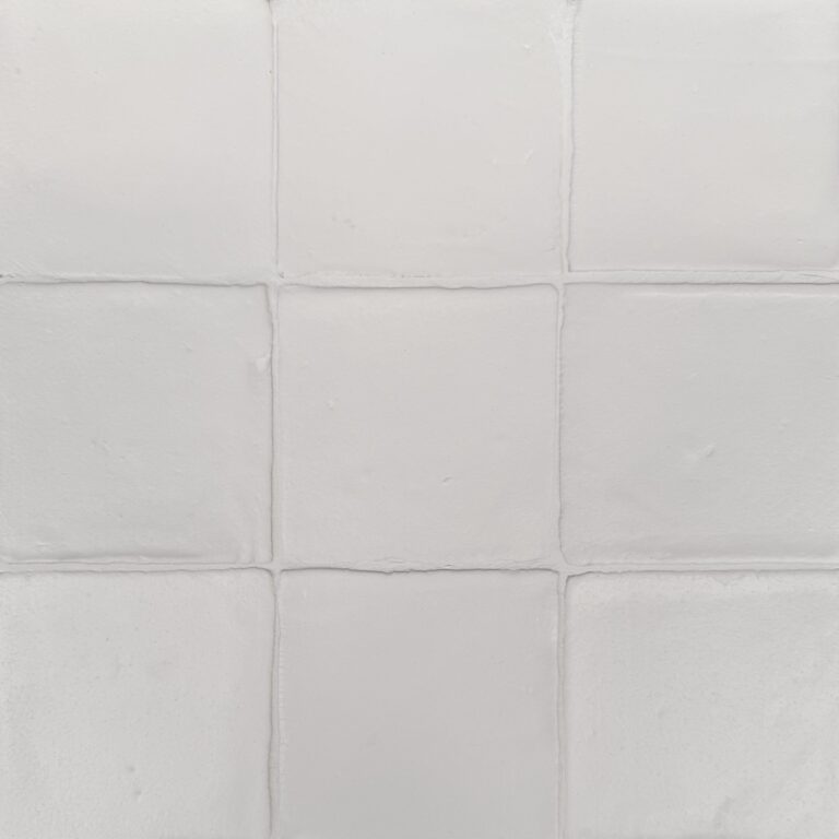 vitt matt handgjort kakel på vägg