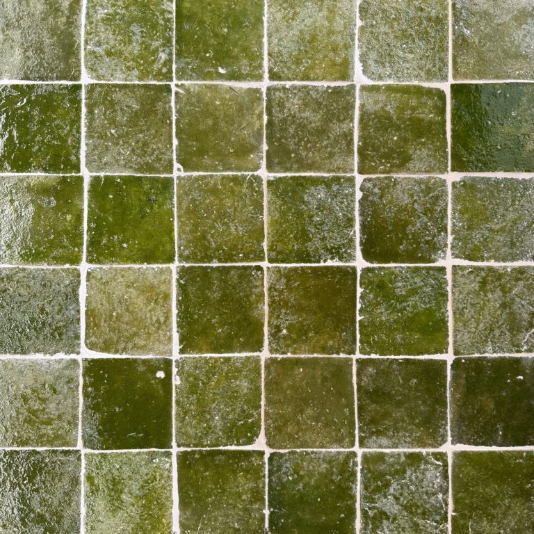 grönt glaserat tegelgolv