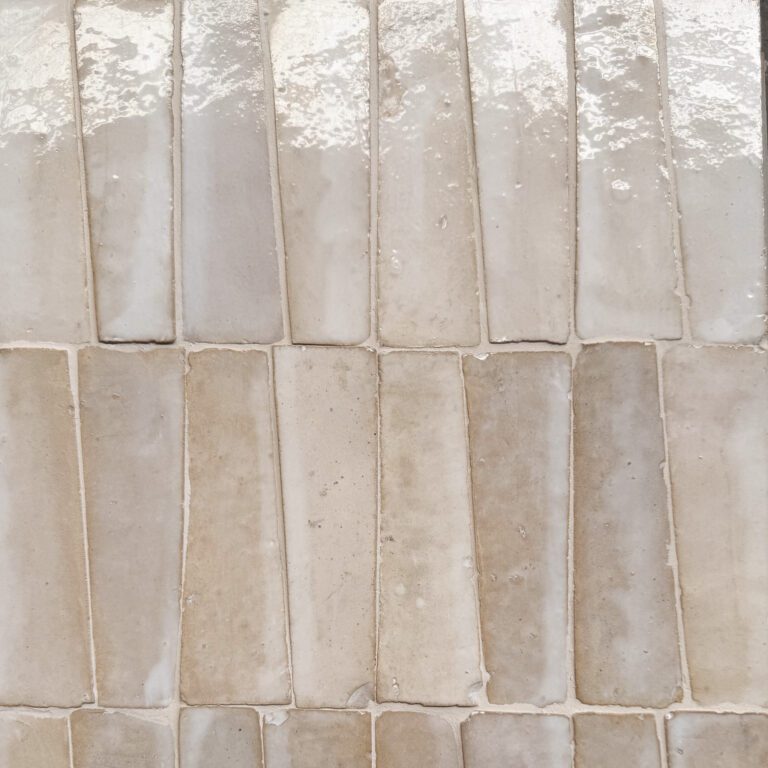 neutralt marockanskt zellige-kakel i trapez-form