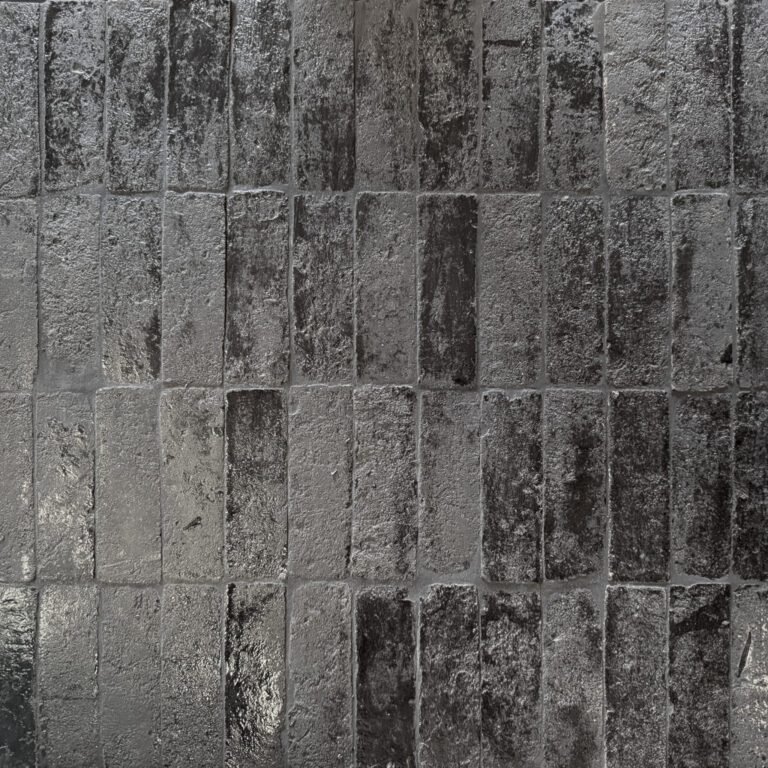 avlångt glaserat tegel på golv i svart