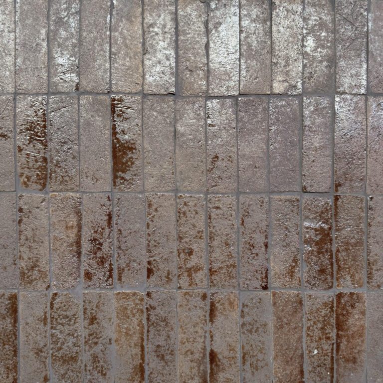 brunt avlångt glaserat tegel på golv