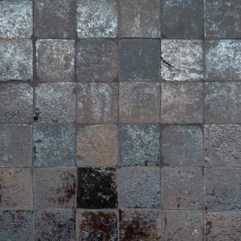 glaserat tegel på golv i brunt och brons