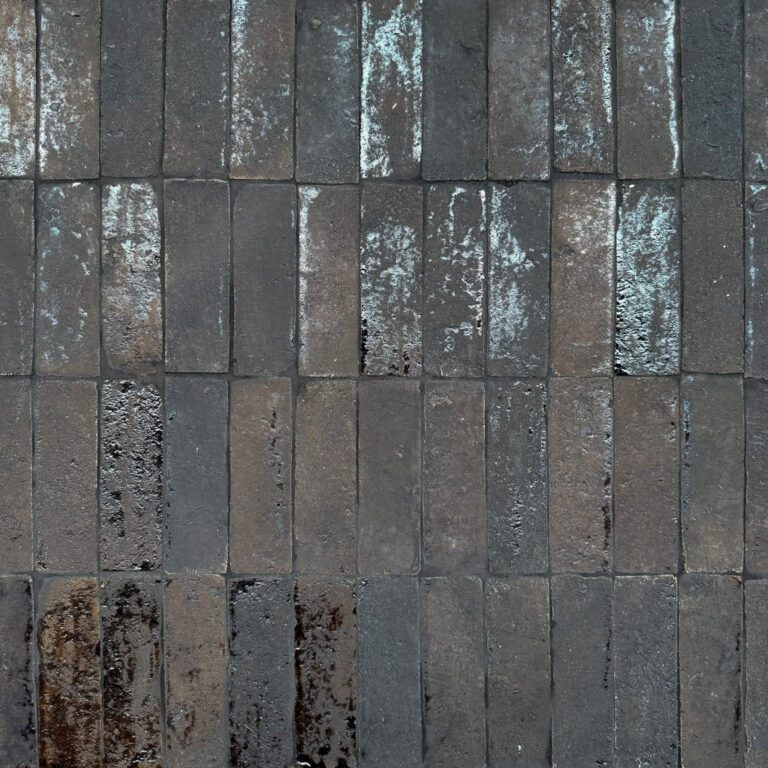 brunt avlångt glaserat tegel på golv