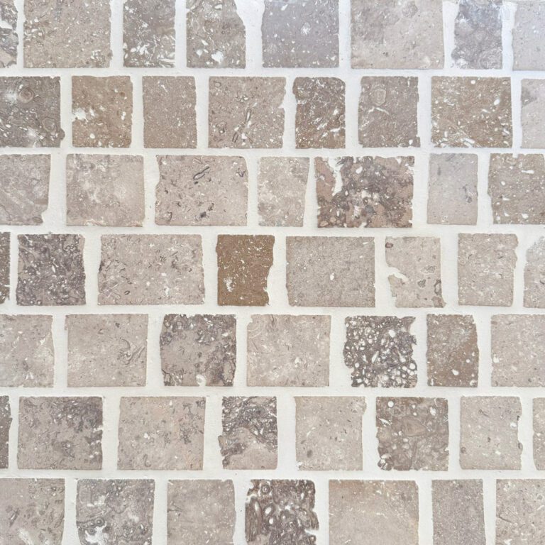 travertin-mosaik i bruna och beigea färger