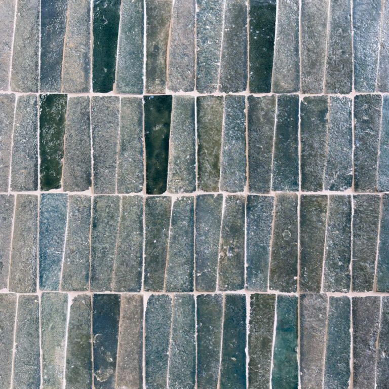 blått glaserat tegel på vägg i trapez-form